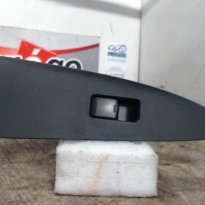 Commande lève-glace porte avant droite Nissan NOTE (E11, NE11) 1.5 dci (2010-2012)
