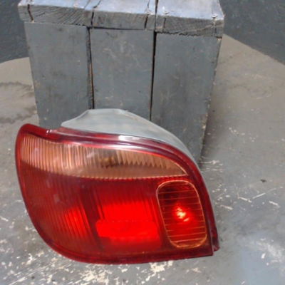 Feu arrière gauche Toyota YARIS (_P1_) 1.3 (scp12_, scp13_) (2002-2005)