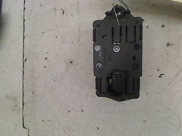Interrupteur commande de frein a main Renault MEGANE III Grandtour (KZ0-1) 1.6 dci (kz00, kz12, kz13) (2011)