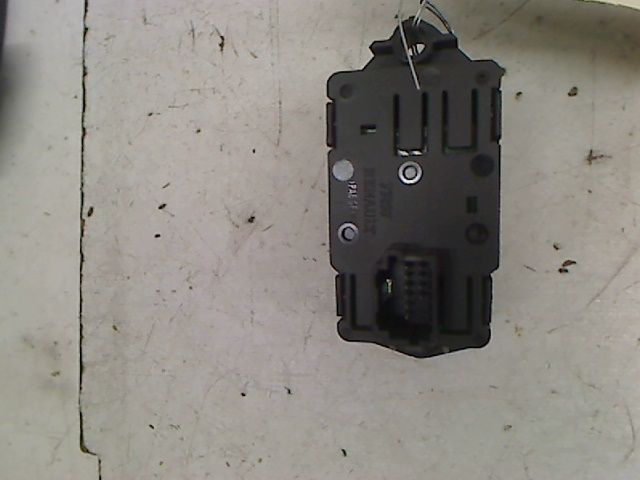 Interrupteur commande de frein a main Renault MEGANE III Grandtour (KZ0-1) 1.6 dci (kz00, kz12, kz13) (2011)