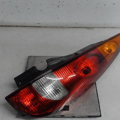 Feu arrière droit Nissan ALMERA TINO (V10) 2.2 dci (2000-2006)