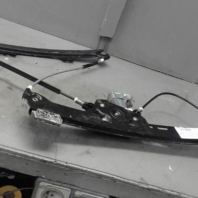Moteur essuie-glace av droit Bmw 5 Touring (E61) 525 i (2004-2010)