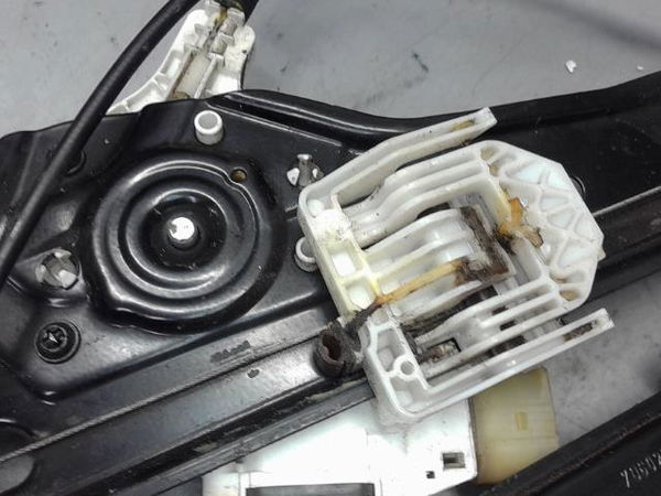 Moteur essuie-glace av droit Bmw 3 (E90) 320 i (2004-2007)