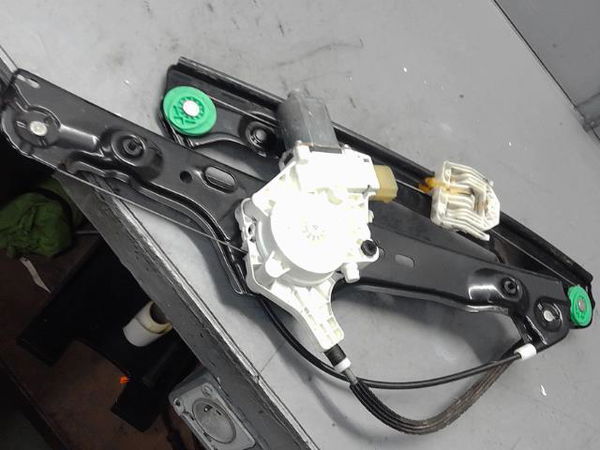 Moteur essuie-glace av droit Bmw 3 (E90) 320 i (2004-2007)