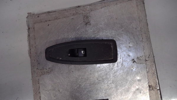 Commande lève-glace porte avant droite Bmw 1 (F20) 116 d (2012-2015)