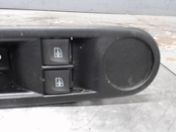 Commande lève-glace porte avant gauche Renault TWINGO III (BCM_, BCA_) 0.9 tce 95 (2019)