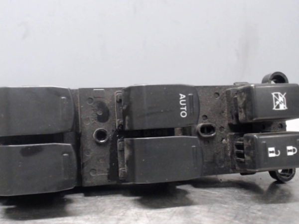 Commande lève-glace porte avant gauche SUZUKI SWIFT 4