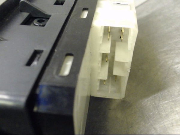 Commande lève-glace porte avant gauche SUZUKI SWIFT 3