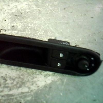 Commande lève-glace porte avant gauche Renault TWINGO II (CN0_) 1.2 16v (cn04, cn0a, cn0b) (2007-2014) 3 portes