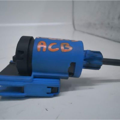 Contacteur de stop sur pedale  Volkswagen PASSAT B5.5 (3B3) 1.9 tdi (2000-2005)