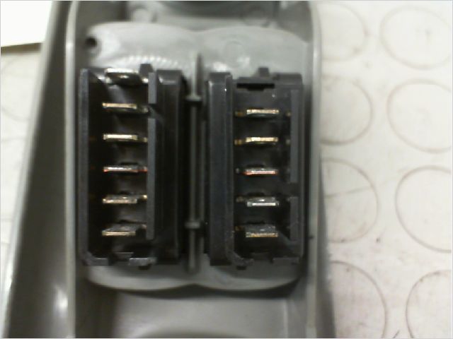 Commande lève-glace porte avant gauche Renault TWINGO I (C06_) 1.2 (c066, c068) (1996-2007) 3 portes