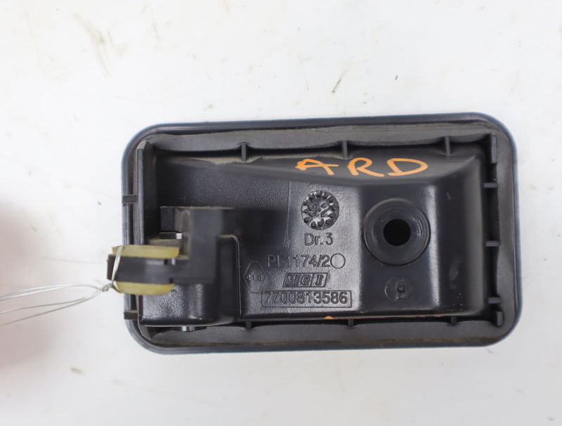 Poignee int porte ard Renault CLIO I (B-C57_, 5-357_) 1.2 (b-c-s57a, b-c57s, 5-357f, 5-357j, 5-357l, 5-357r) (1990-1998) 5 portes