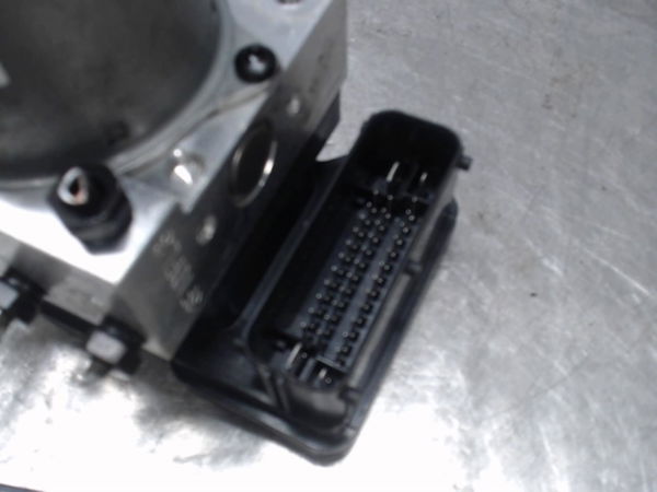 Unité hydraulique abs Kia RIO II A trois volumes (JB) 1.4 16v (2005-2011)