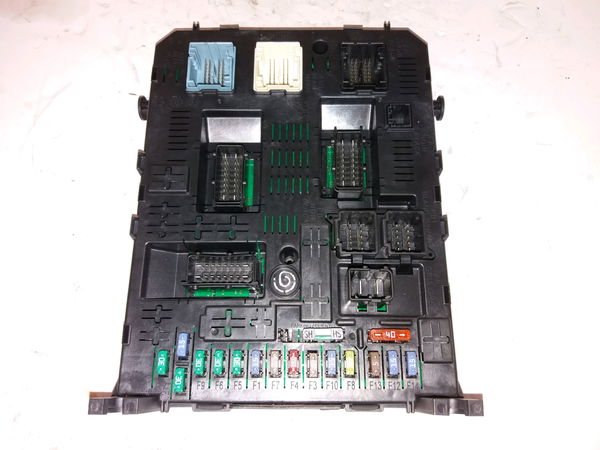 Boite a fusibles Peugeot 5008 (0U_, 0E_) 1.6 hdi (2010-2017)