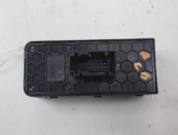 Commande lève-glace porte avant gauche Citroën C3 III (SX) 1.2 puretech 82 (2018) 5 portes
