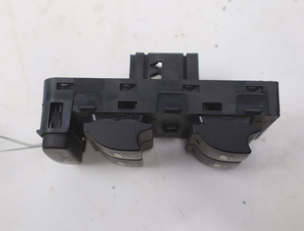 Commande lève-glace porte avant gauche Citroën C3 III (SX) 1.2 puretech 82 (2018) 5 portes