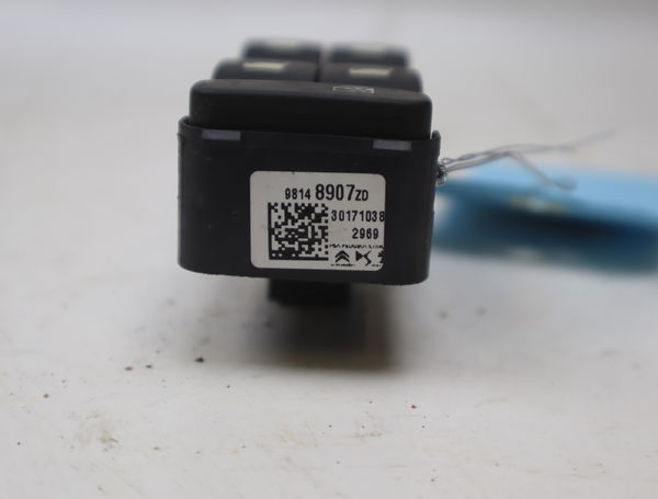 Commande lève-glace porte avant gauche Citroën C3 III (SX) 1.2 puretech 82 (2018) 5 portes