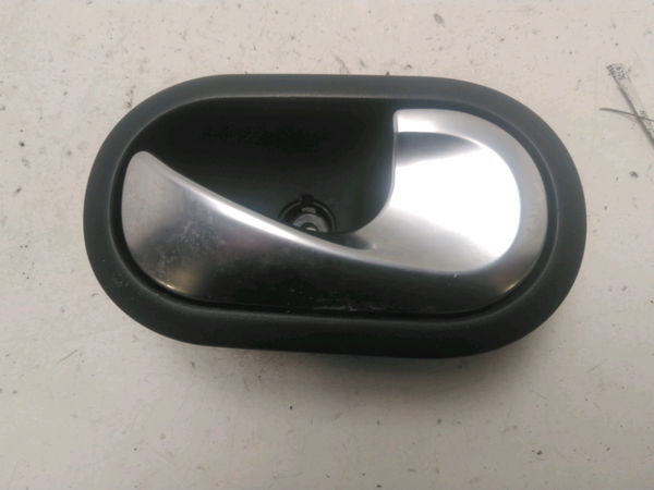 Poignee int porte avd RENAULT CLIO 3