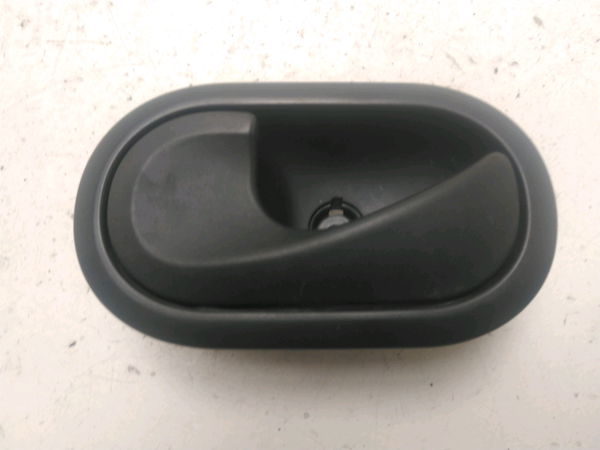 Poignee int porte avg RENAULT CLIO 3