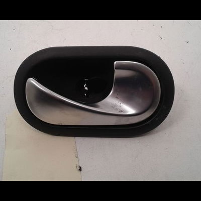 Poignee int porte avd Renault TWINGO II (CN0_) 1.2 (cn0d) (2007-2014) 3 portes