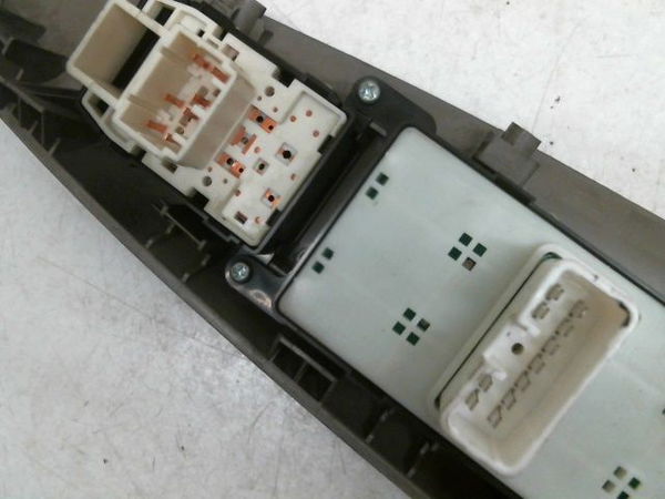 Commande lève-glace porte avant gauche KIA RIO 1.2 85CH STYLE