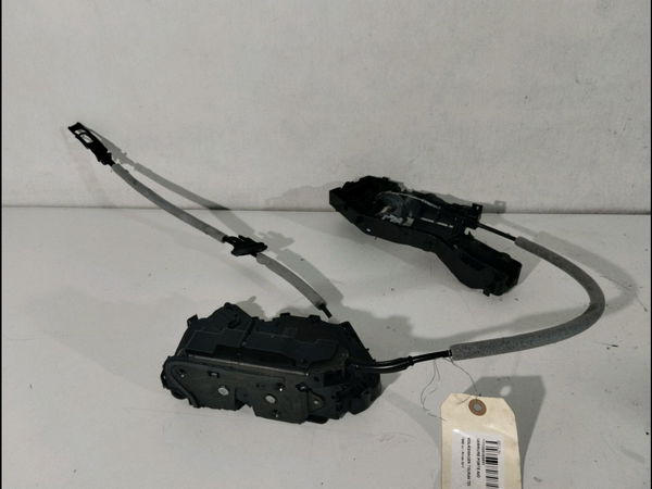 Serrure porte avd VOLKSWAGEN TOURAN III