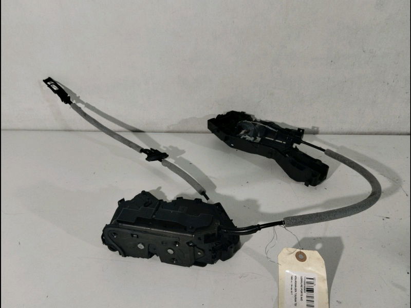 Serrure porte avd VOLKSWAGEN TOURAN III