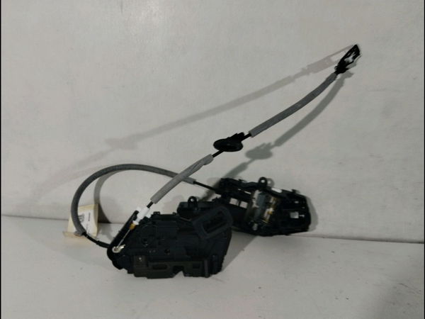 Serrure porte avd VOLKSWAGEN TOURAN III