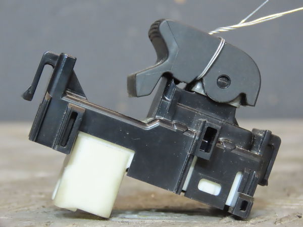 Commande lève-glace porte avant droite CITROEN C1