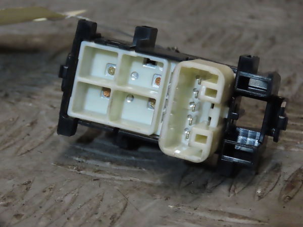Commande lève-glace porte avant droite CITROEN C1