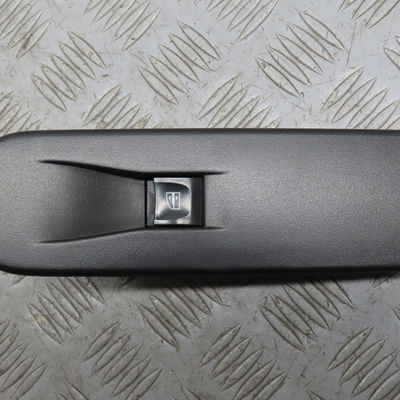 Commande lève-glace porte avant droite Renault CLIO IV (BH_) 1.5 dci 75 (2012) 5 portes