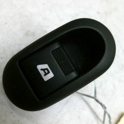 Commande lève-glace porte avant droite Peugeot 1007 (KM_) 1.6 16v (2005)