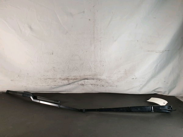 Bras essuie-glace avant droit Peugeot 3008 SUV (MC_, MR_, MJ_, M4_) 1.2 thp- puretech 130 (mrhnsm, mrhnsu, mrhnsj, mrhnyw,... (2016)