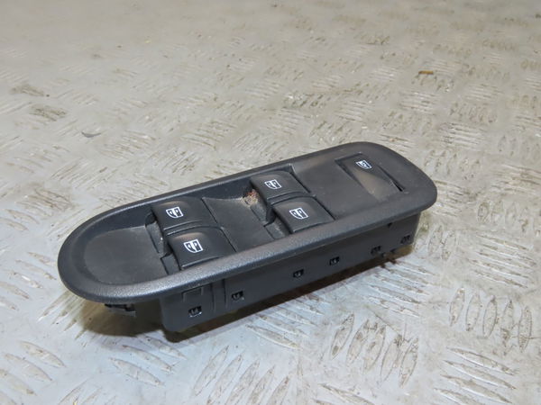 Commande lève-glace porte avant gauche DACIA DUSTER