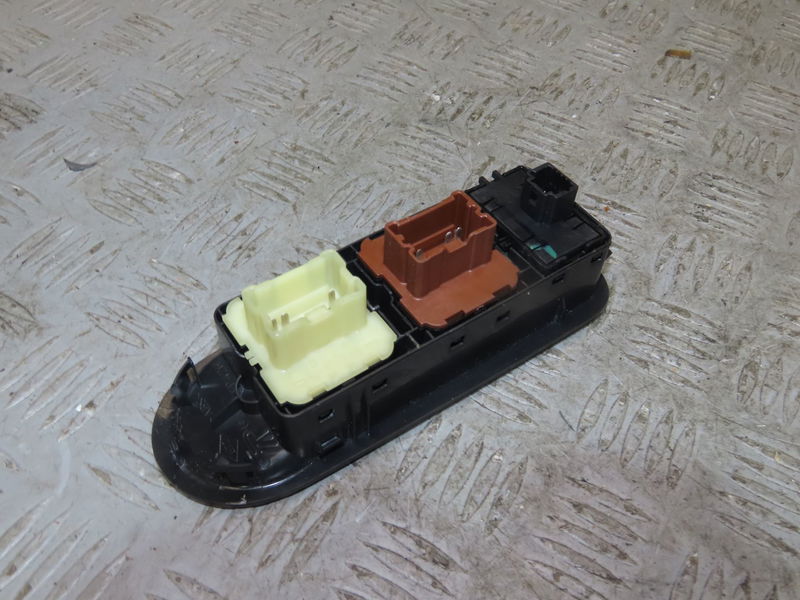Commande lève-glace porte avant gauche DACIA DUSTER