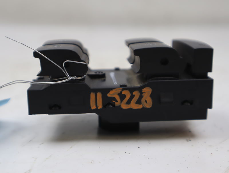 Commande lève-glace porte avant gauche Opel MERIVA B Monospace (S10) 1.4 (75) (2010-2017)