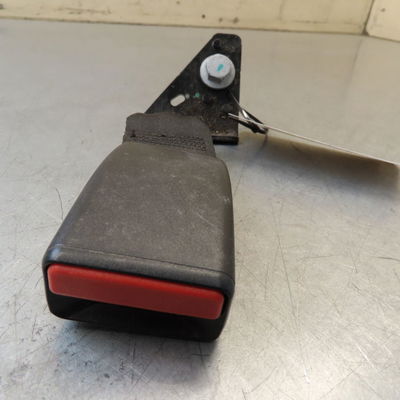 Ancrage ceinture arrière gauche Peugeot 208 I (CA_, CC_) 1.2 vti 82 (2012)