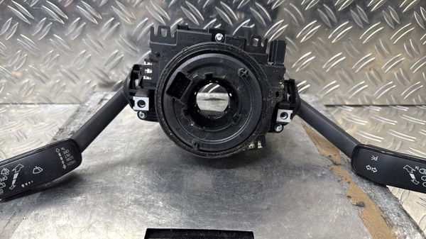 Interrupteur commande de frein a main Volkswagen PASSAT B8 Variant (3G5, CB5) 1.6 tdi (2014)