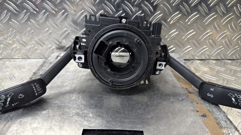 Interrupteur commande de frein a main Volkswagen PASSAT B8 Variant (3G5, CB5) 1.6 tdi (2014)