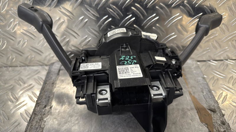 Interrupteur commande de frein a main Volkswagen PASSAT B8 Variant (3G5, CB5) 1.6 tdi (2014)