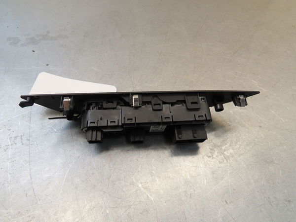 Commande lève-glace porte avant gauche Peugeot 208 II (UB_, UP_, UW_, UJ_) 1.2 puretech 100 (2019) 5 portes