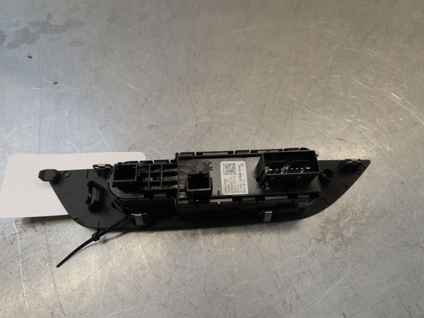 Commande lève-glace porte avant gauche Peugeot 208 II (UB_, UP_, UW_, UJ_) 1.2 puretech 100 (2019) 5 portes