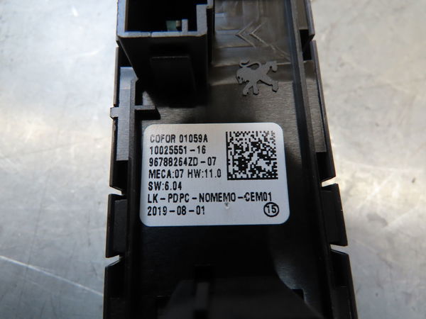 Commande lève-glace porte avant gauche Peugeot 208 II (UB_, UP_, UW_, UJ_) 1.2 puretech 100 (2019) 5 portes