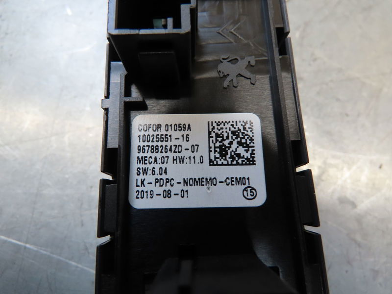 Commande lève-glace porte avant gauche Peugeot 208 II (UB_, UP_, UW_, UJ_) 1.2 puretech 100 (2019) 5 portes