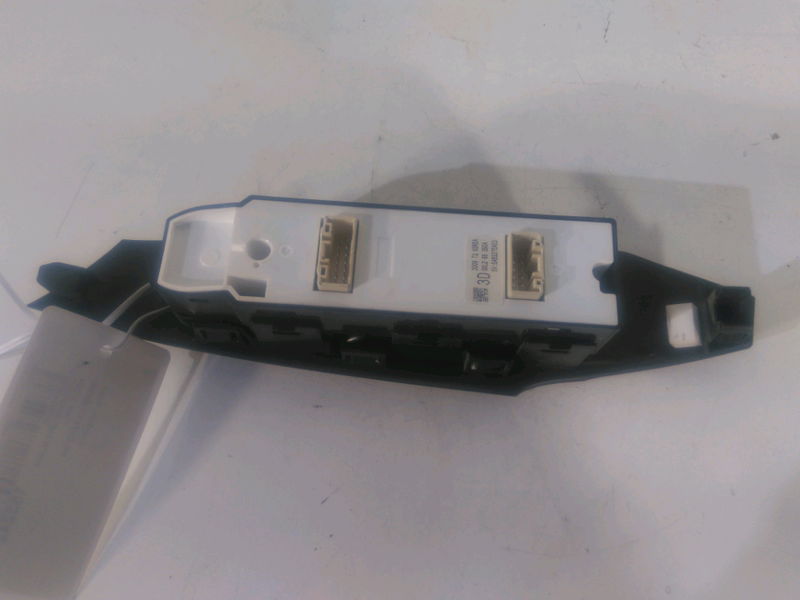 Commande lève-glace porte avant gauche Mazda 6 A trois volumes (GJ, GL) 2.2 d (gj2fp) (2012)