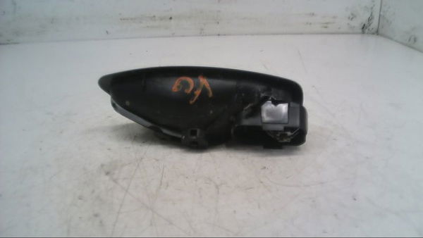 Poignee int porte avg Renault CAPTUR I (J5_, H5_) 1.2 tce 120 (2013)