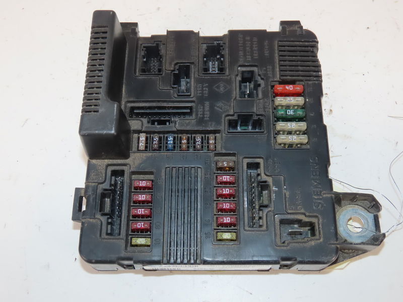 Boite a fusibles Renault MEGANE II (BM0-1_, CM0-1_) 1.9 dci (bm0g, cm0g) (2002-2008) 5 portes