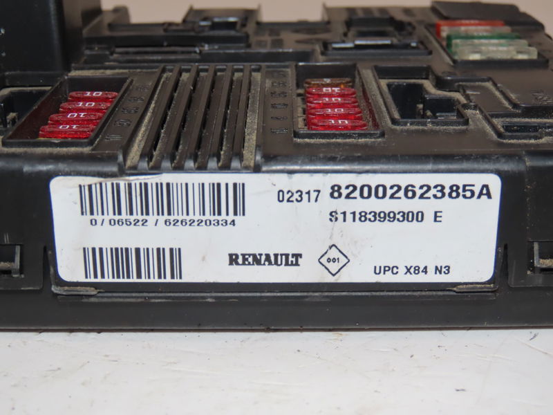 Boite a fusibles Renault MEGANE II (BM0-1_, CM0-1_) 1.9 dci (bm0g, cm0g) (2002-2008) 5 portes