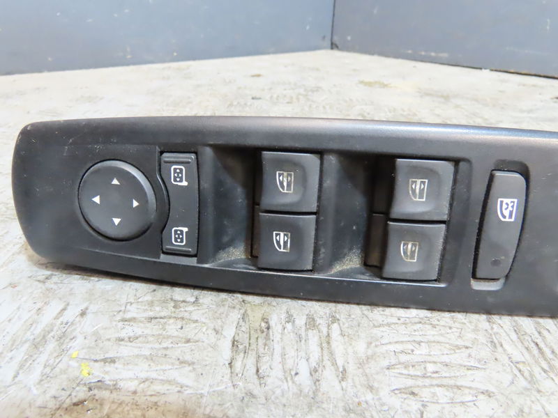 Commande lève-glace porte avant gauche Renault MEGANE III 3-5 portes (BZ0-1_, B3_) 1.5 dci (bz09, bz0d, bz1w, bz29, bz14) (2009) 5 portes