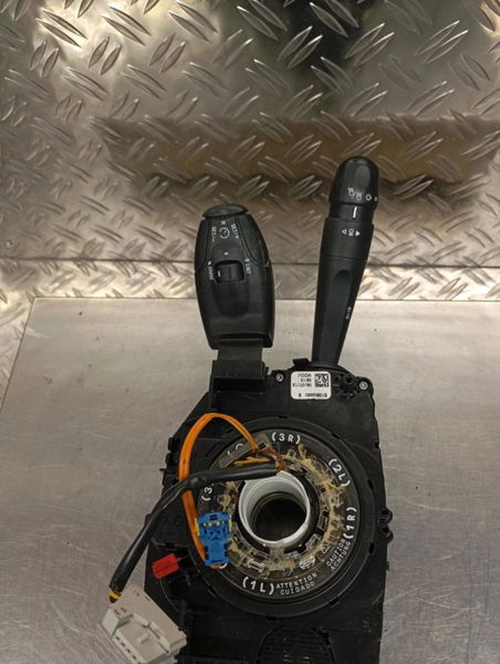Interrupteur commande de frein a main Peugeot 208 I (CA_, CC_) 1.4 hdi (2012) 3 portes